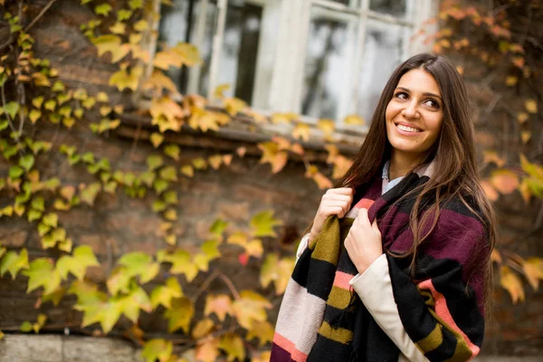 Jonge vrouw buiten — Stockfoto