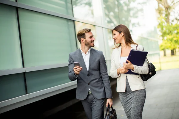 Jóvenes empresarios de éxito — Foto de Stock