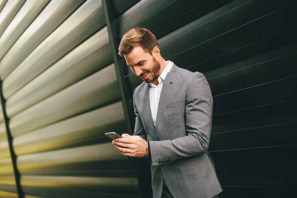 Joven hombre de negocios moderno con smartphone — Foto de Stock