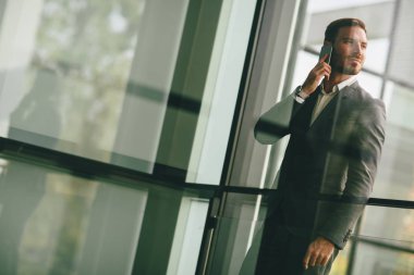 Genç modern iş adamı ile smartphone 