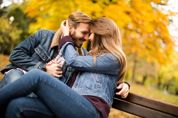 Fiatal pár, az őszi parkban — Stock Fotó