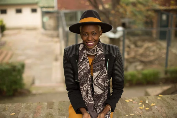 Afrikkalainen amerikkalainen nainen ulkona — kuvapankkivalokuva