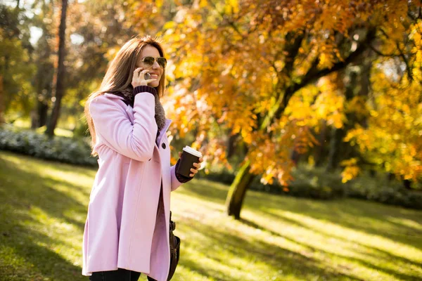 Giovane donna nel parco autunnale — Foto Stock