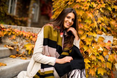 merdivenlerde genç kadın