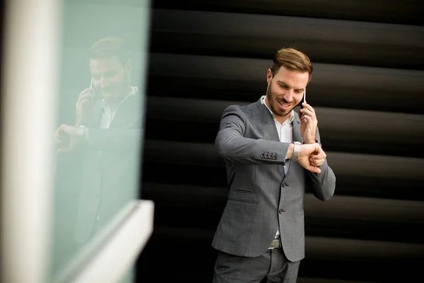 Joven hombre de negocios moderno con smartphone — Foto de Stock