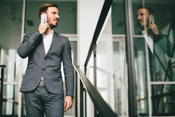 Jovem empresário moderno com smartphone — Fotografia de Stock