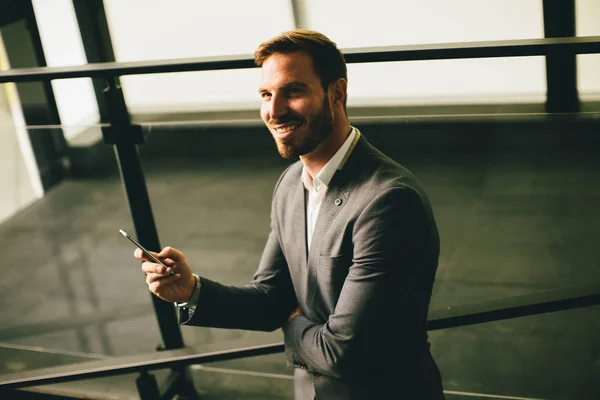 Junger moderner Geschäftsmann mit Smartphone — Stockfoto