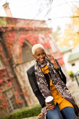 Genç siyah kadın ile smartphone