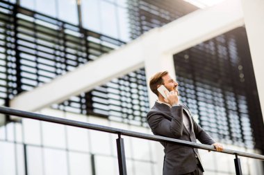 Genç modern iş adamı ile smartphone 