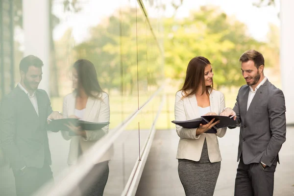 Jóvenes empresarios de éxito — Foto de Stock