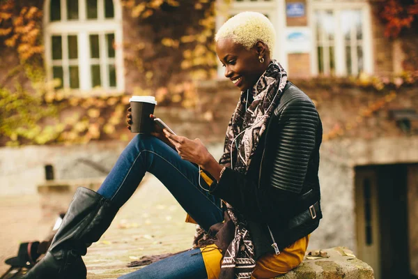 스마트폰으로 젊은 흑인 여성 — 스톡 사진