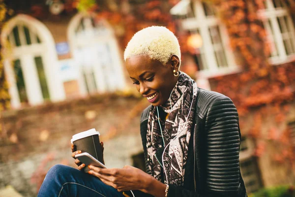 Jonge zwarte vrouw met smartphone — Stockfoto