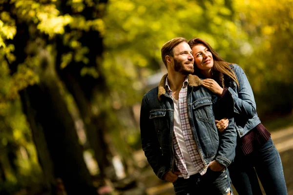 Pareja joven en el parque de otoño — Foto de Stock