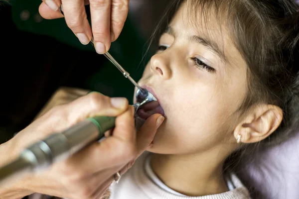 Meisje op de tandarts checkup — Stockfoto