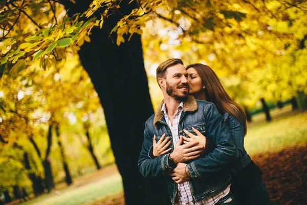 Mladý pár v podzimním parku — Stock fotografie