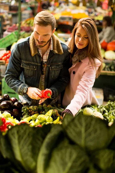 Milující pár na trh se zeleninou — Stock fotografie