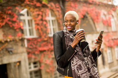 Genç Afro-Amerikan kadın ile smartphone