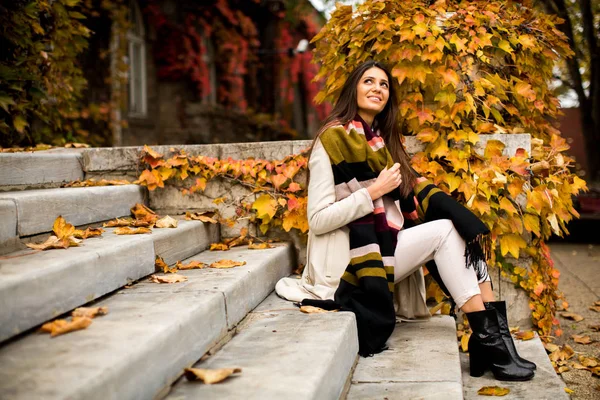 merdivenlerde genç kadın