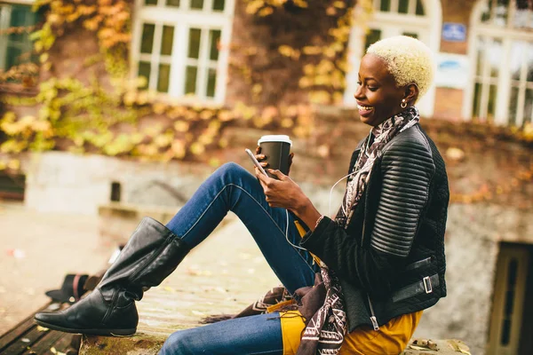 Jonge zwarte vrouw met smartphone — Stockfoto