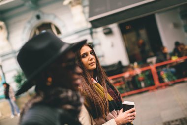 çok ırklı genç kadınlar