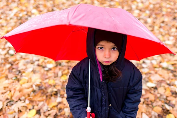 Маленька дівчинка під парасолькою — стокове фото