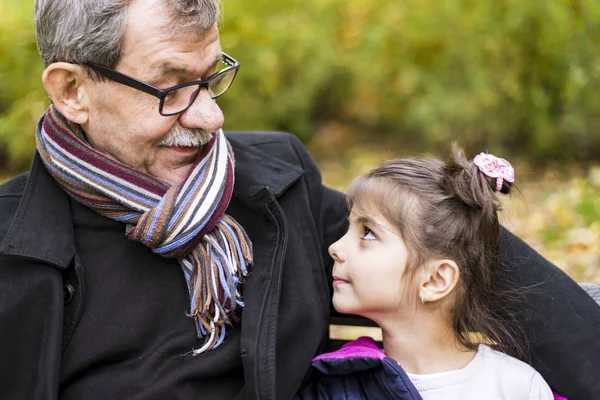Kleines Mädchen und Großvater im Park — Stockfoto
