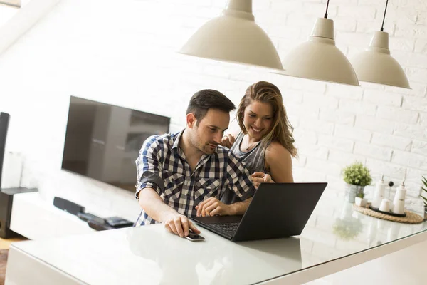 Genç bir çift ile bir laptop — Stok fotoğraf