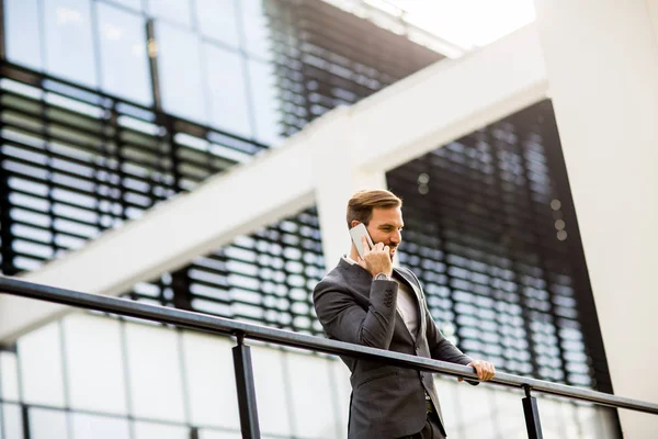 Joven hombre de negocios moderno — Foto de Stock