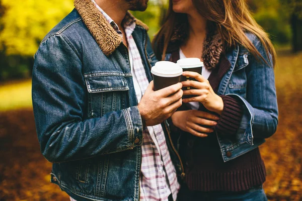 Couple romantique dans le parc — Photo