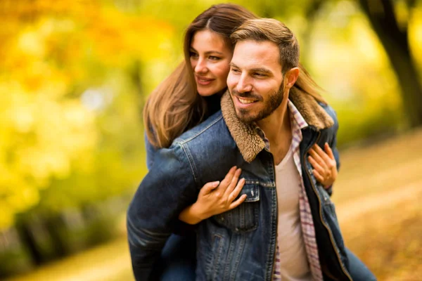 Coppia nel parco autunnale — Foto Stock