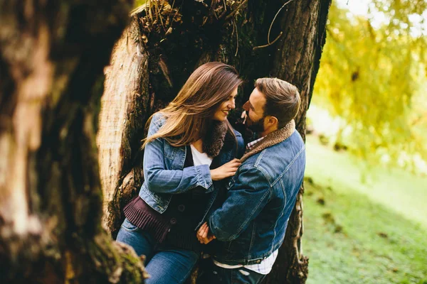 Verliefde paar in de herfst park — Stockfoto