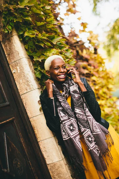 Telefon ile modern Afrikalı-Amerikalı kadın
