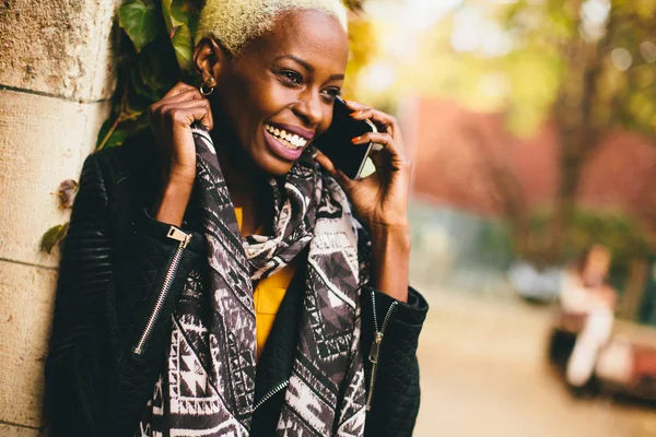 Mulher americana africana moderna com telefone — Fotografia de Stock