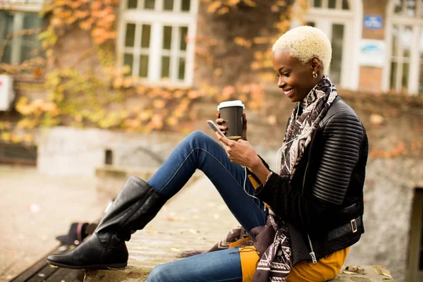 Современная африканская американка с телефоном Стоковое Изображение