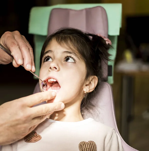 Маленька дівчинка на огляді стоматолога — стокове фото