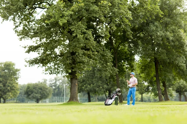 Ung man spelar golf — Stockfoto