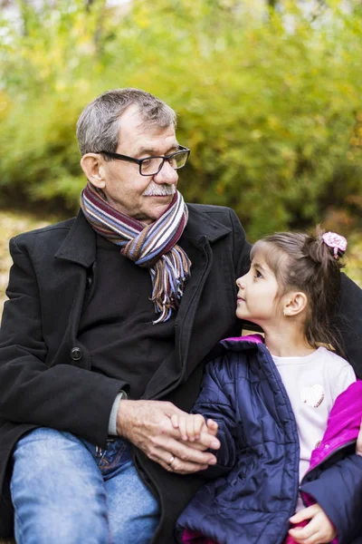 Kleines Mädchen und Großvater im Park — Stockfoto