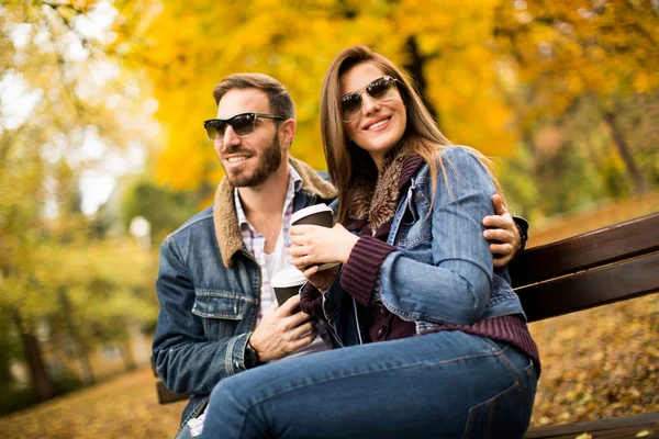 Verliefde paar in de herfst park — Stockfoto