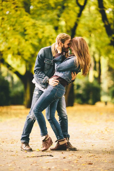 Casal no parque de outono — Fotografia de Stock