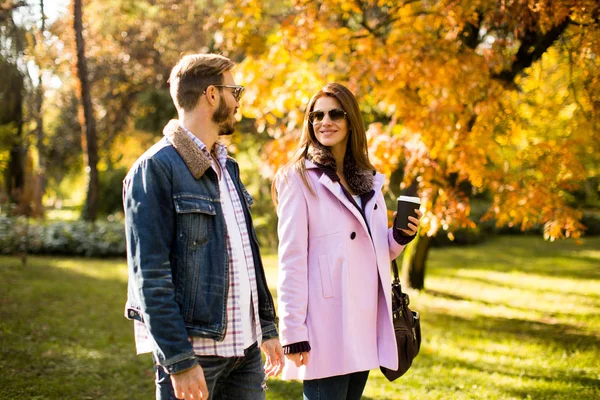 Verliefde paar in de herfst park — Stockfoto