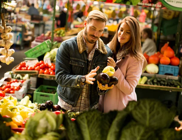 Loving couple on market — Stock Photo, Image