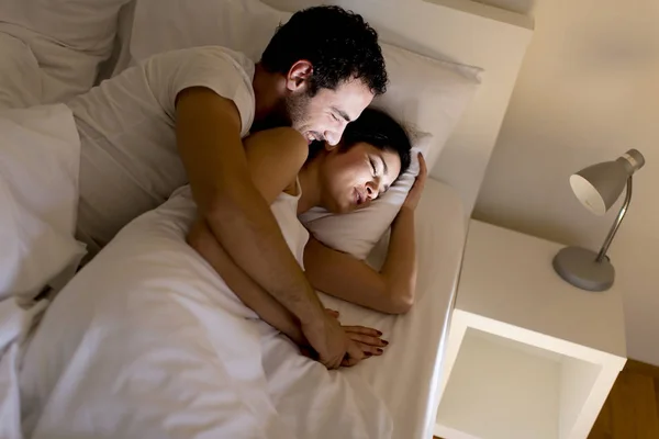 Jeune couple dans le lit — Photo