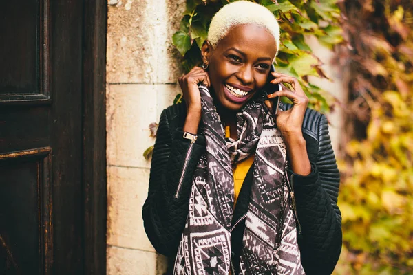 Moderna afroamerikanska kvinnan med telefon — Stockfoto