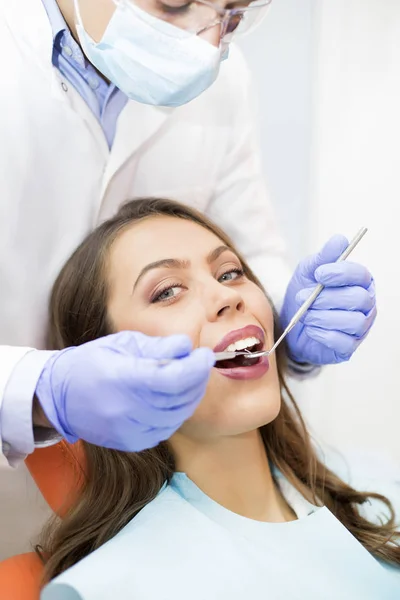 Giovane donna dal dentista — Foto Stock