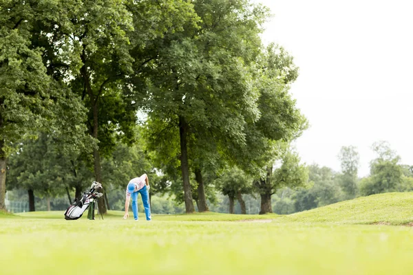 Joven jugando al golf — Foto de Stock