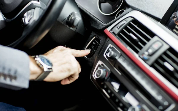 Homem no carro moderno — Fotografia de Stock