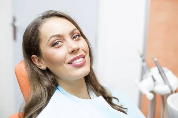 Paciente en consulta odontológica — Foto de Stock