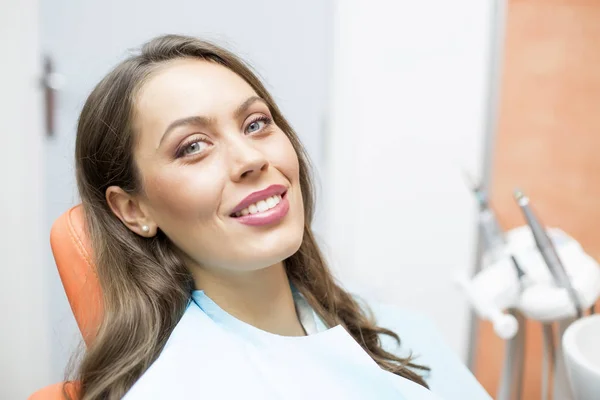 Пациент в кабинете стоматолога — стоковое фото