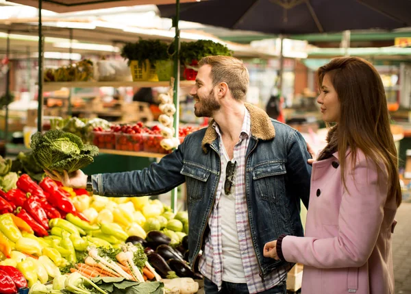 Couple aimant sur le marché — Photo