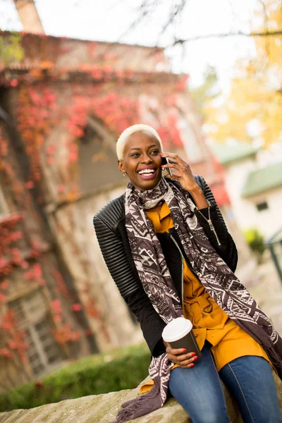 Moderna afroamerikanska kvinnan med telefon — Stockfoto